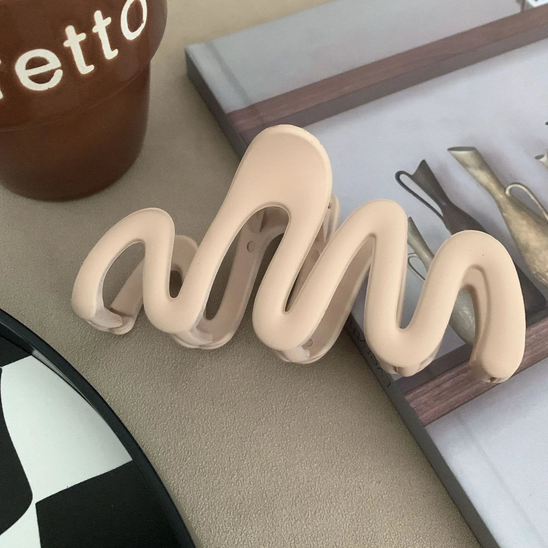 2023 New Trendy Curve Matt Hair Claw Clip Large Shark Crab Hair Clips Women Hair Acces close-up view