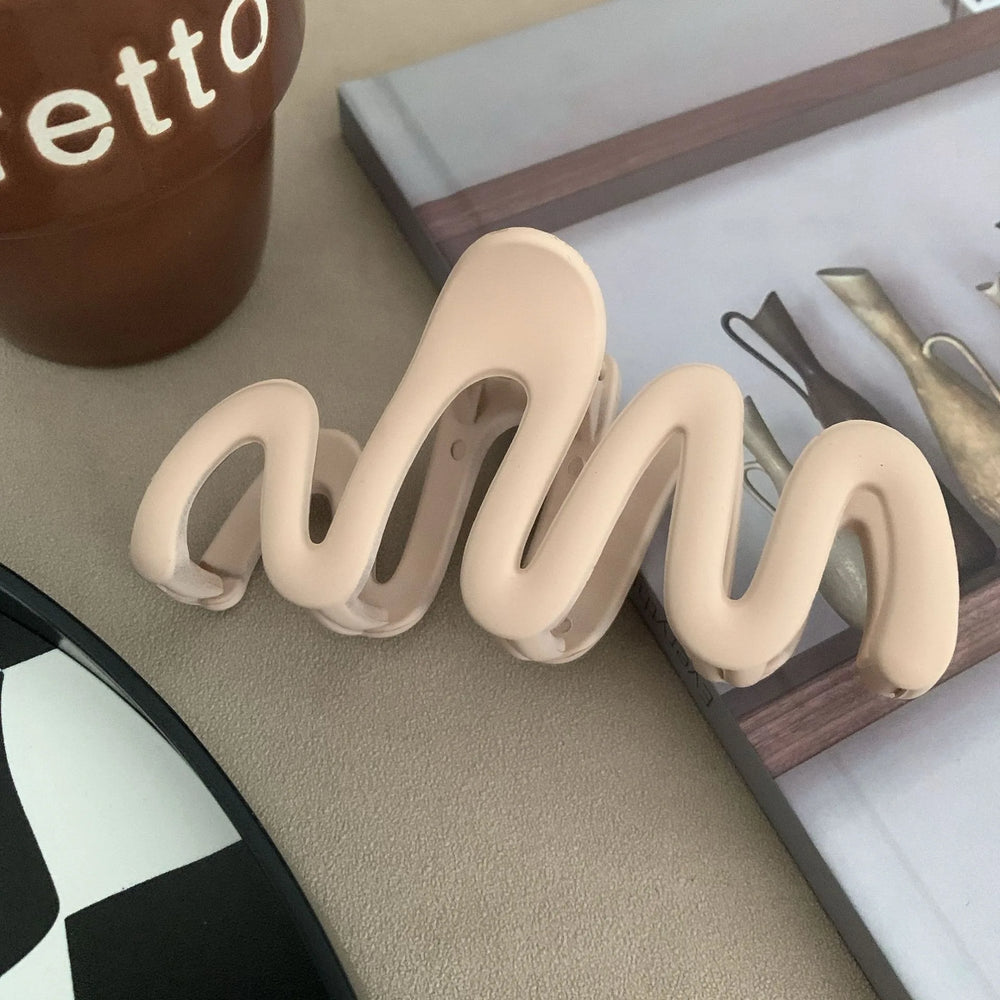 2023 New Trendy Curve Matt Hair Claw Clip Large Shark Crab Hair Clips Women Hair Acces close-up view