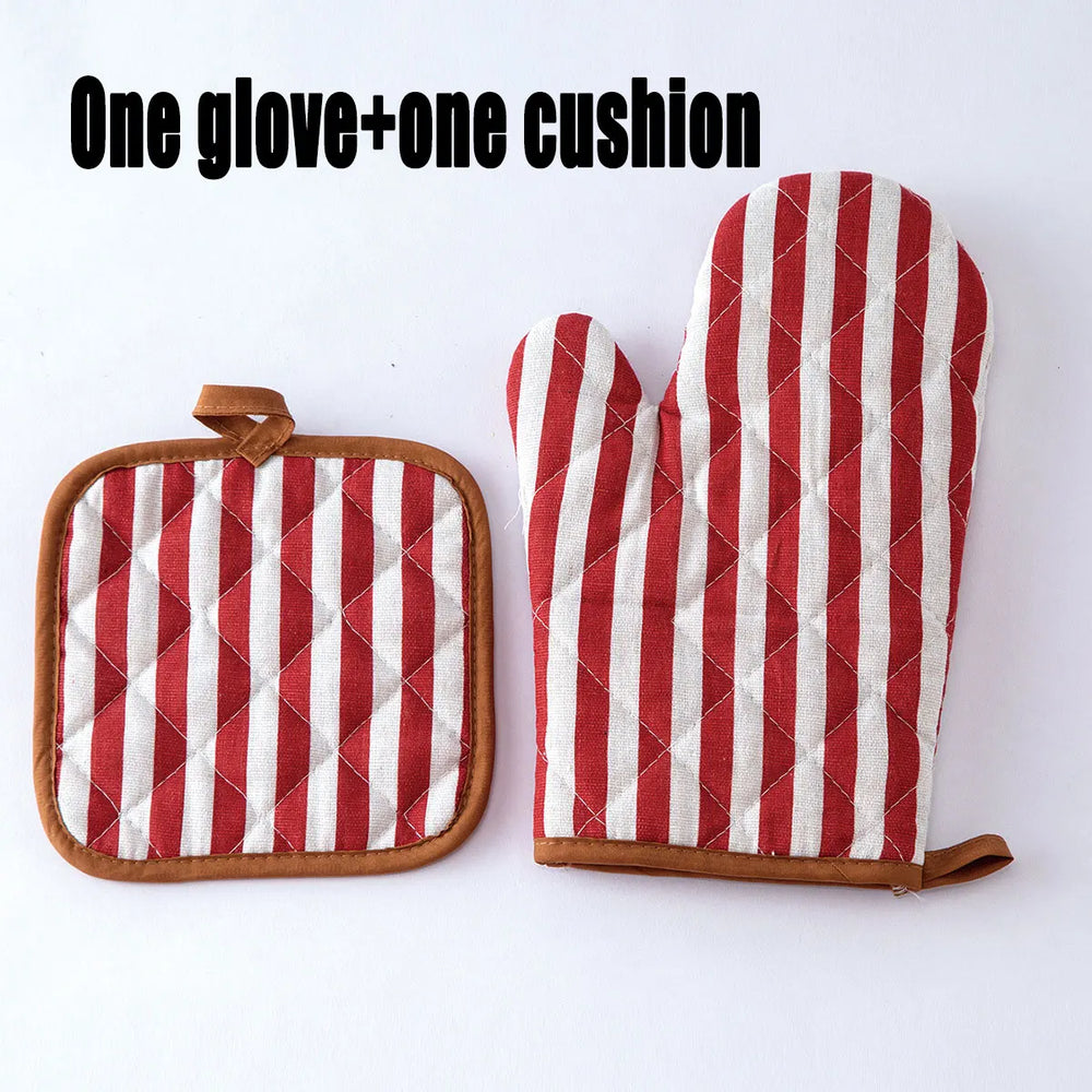 Anti Scald Oven Gloves Set | Cotton Lined Thick Kitchen Gloves with Red Checkered Desi close-up view