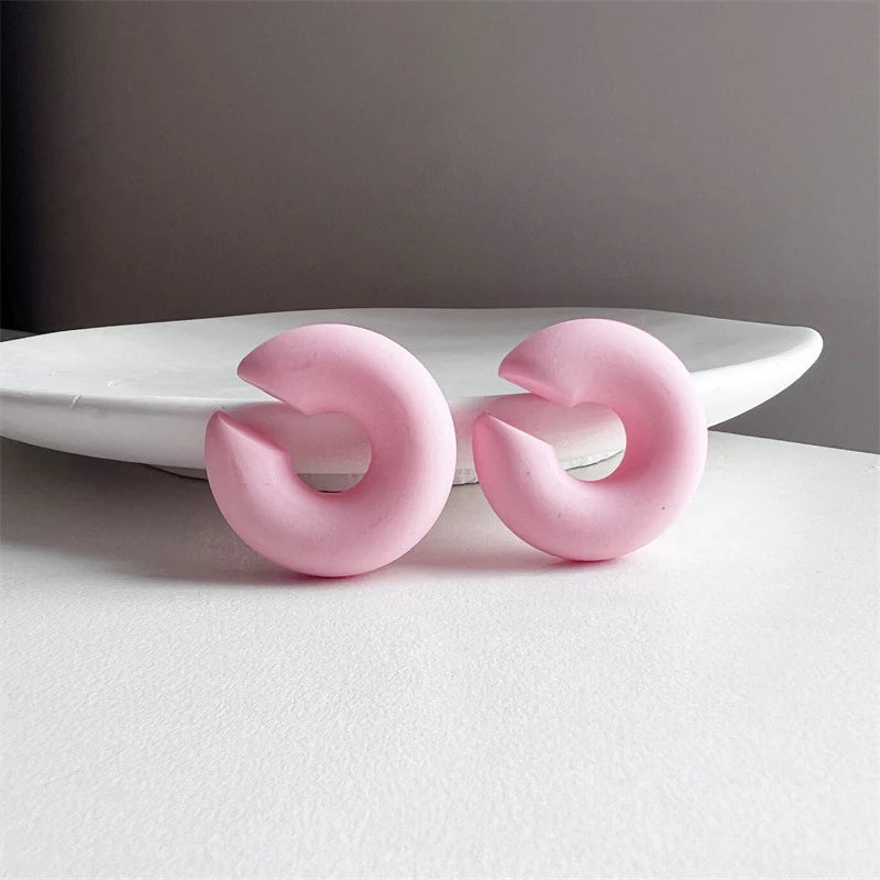 1 Pair Simple Round Circle Clip Earrings For Women C Shape Acrylic Red Blue Black Pink close-up view