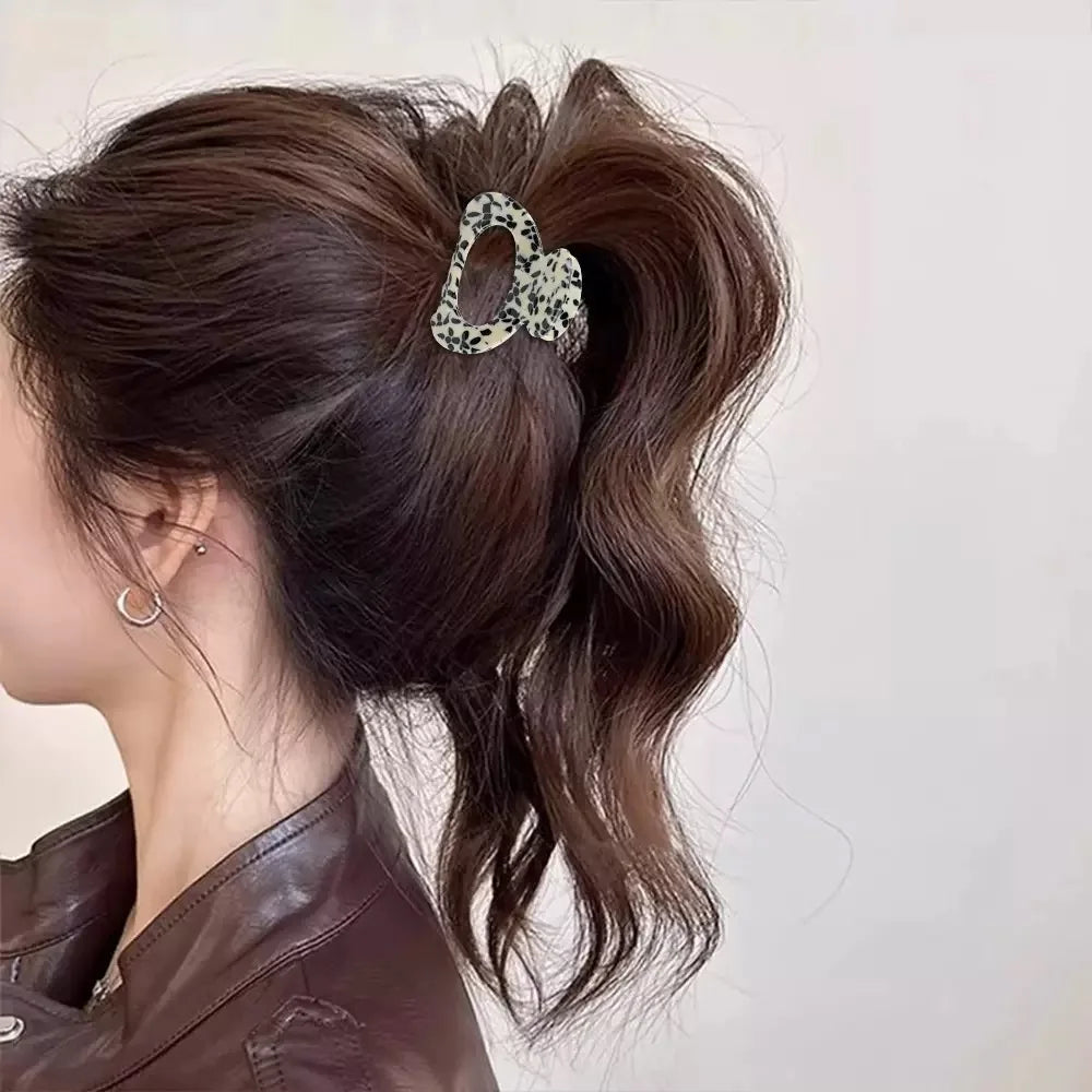 Elegant Sweet Small Oval Hair Claw Clip for Women Secure Grip Hair Accessories Ponyta lifestyle view