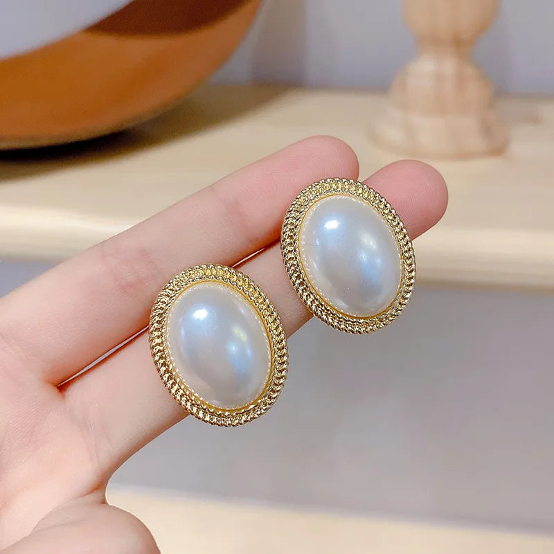 Fashion Irregular Pearl Stud Earrings Female 2025 Trendy Retro Gold Color Simulated P lifestyle view