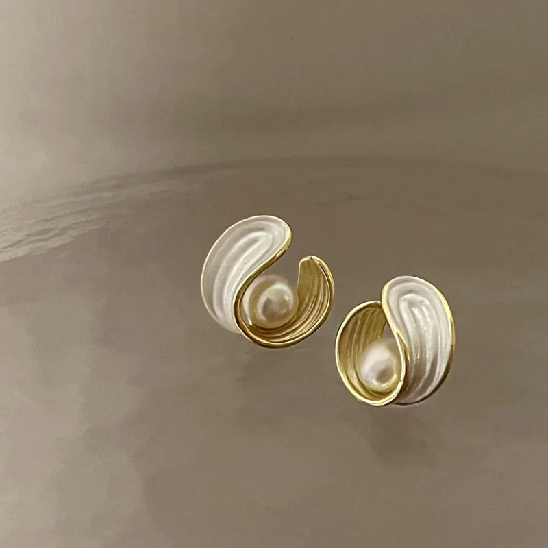 Fashion Irregular Pearl Stud Earrings Female 2025 Trendy Retro Gold Color Simulated Pear detail view