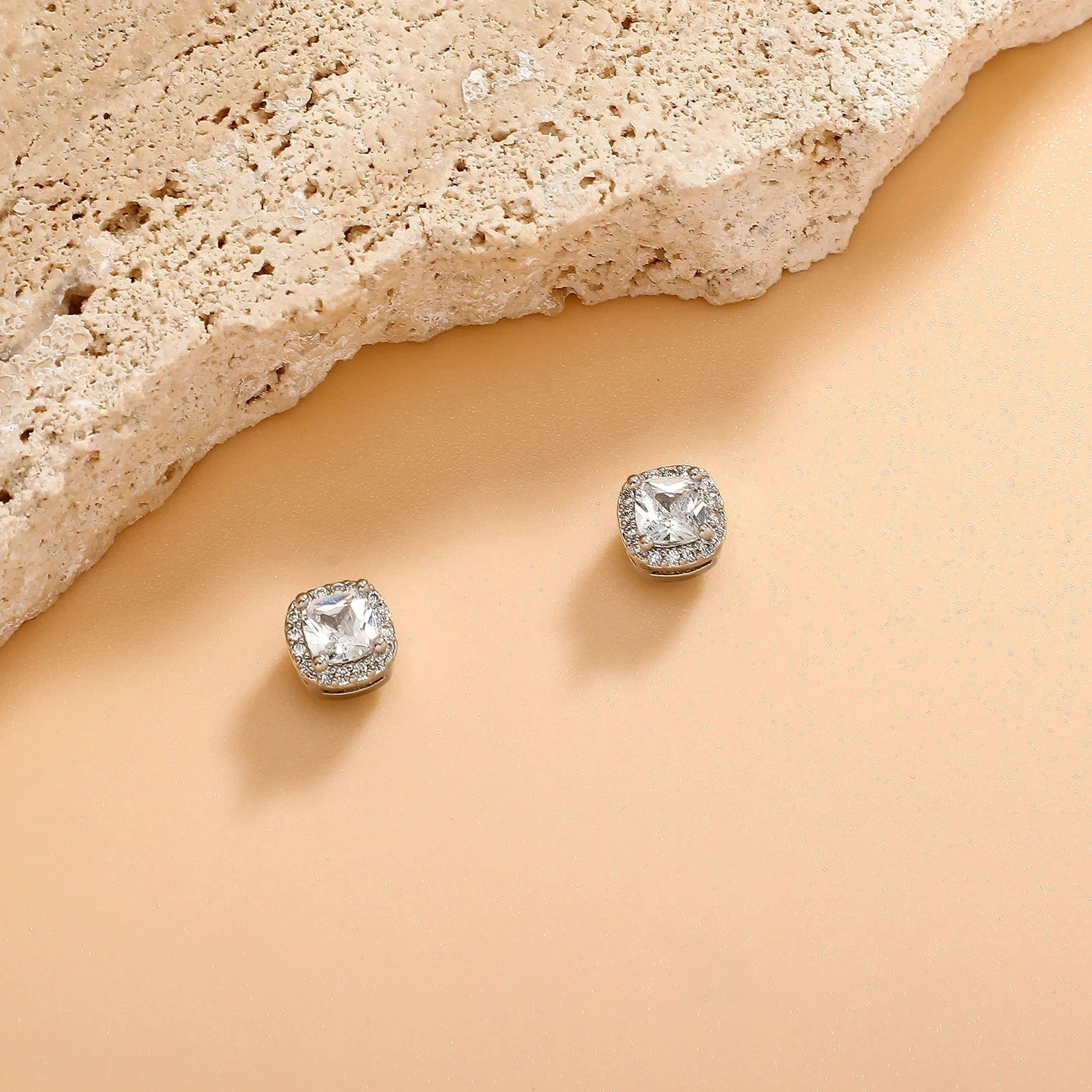TOPGRILLZ 1 Pair Square Iced Out Cubic Zirconia Brass Magnetic Ear Clip Simple Fashion N detail view