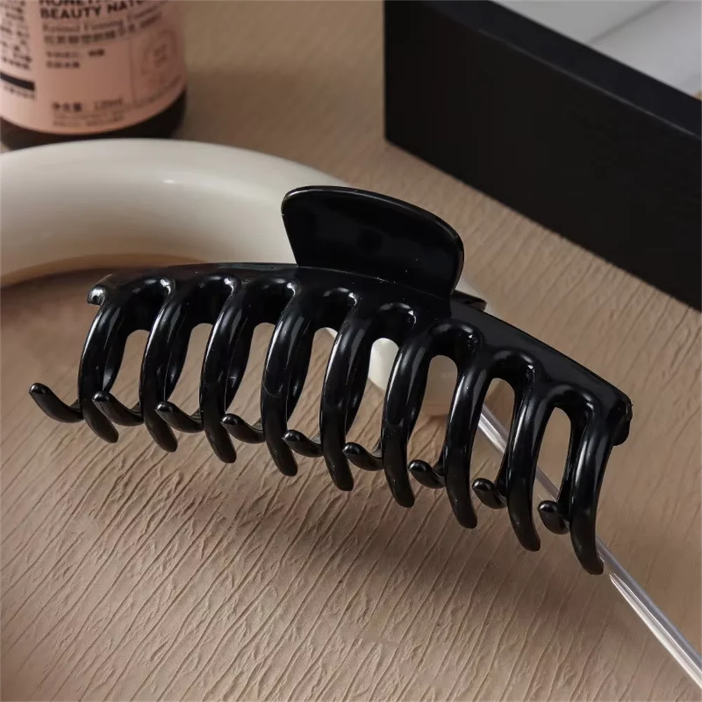 2025 New Silicone Material Hair Claw Clip Crab Barrette Girls Ponytail Hair Claws Bath close-up view