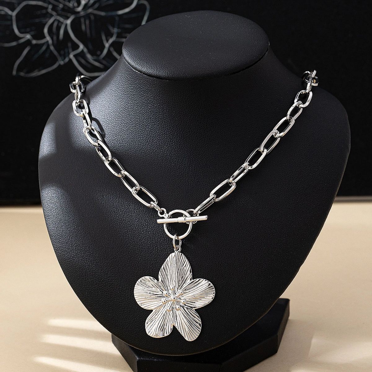 A Fashionable Women's Pendant Necklace, Vintage Simple Wisteria Flower Necklace, Eleg lifestyle view