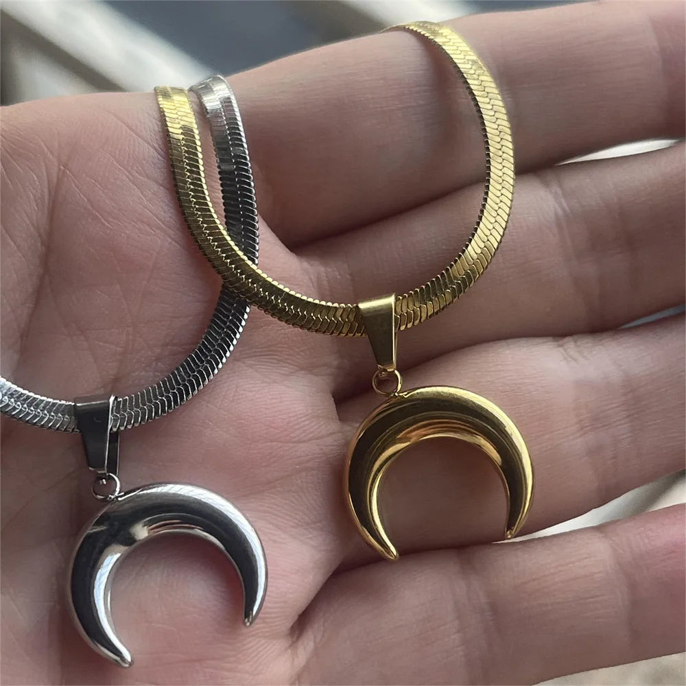 40cm+5 Exquisite stainless steel OX Moon Necklace Half Moon Blade Chain Necklaces Gold close-up view