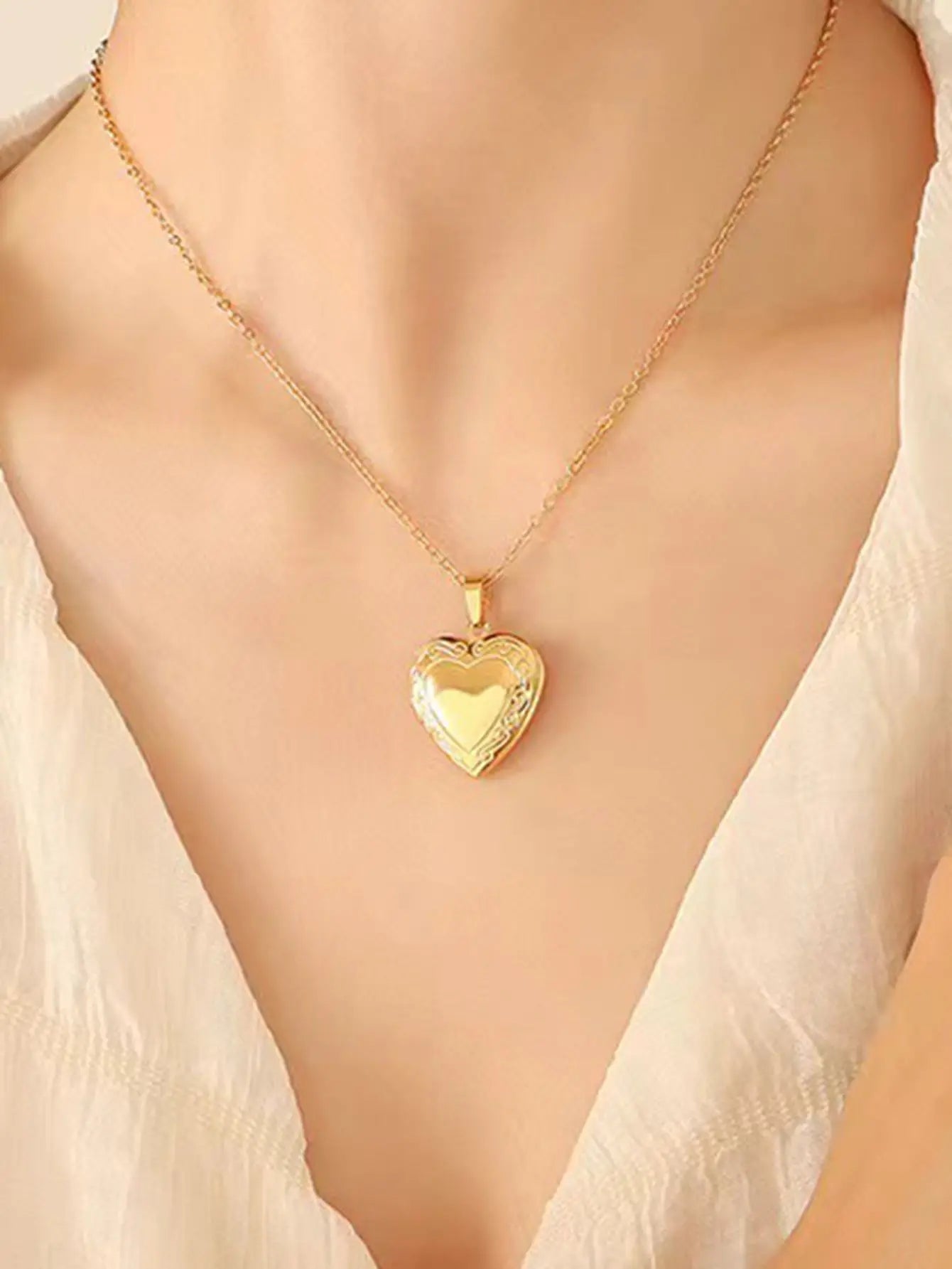Vintage Carved Heart Photo Box Necklace, Gold-Plated Openable Heart Pendant, Fine Chain Clavicle Cha