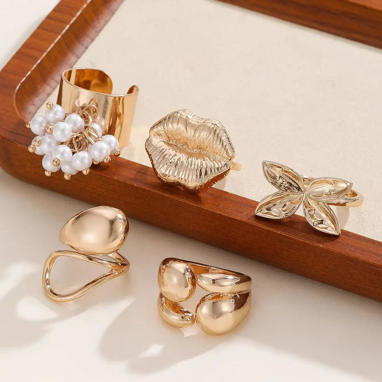 Fashionable Punk Style Exaggerated lip Butterfly Pearl Fish Tail Ring Gold Set, Suitable detail view