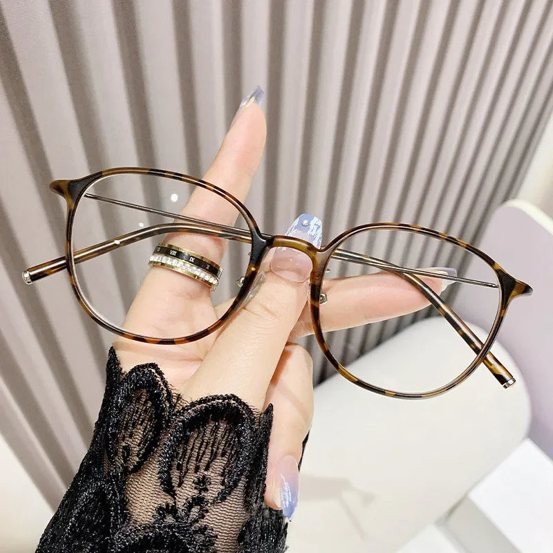 Reading glasseAnti Blue Light Round Frame Presbyopia Glasses Retro Circular Reading G lifestyle view