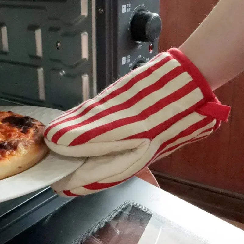 Polka Dot Heat Resistant Oven Mitts | Japanese Style Microwave Safe Kitchen Gloves detail view