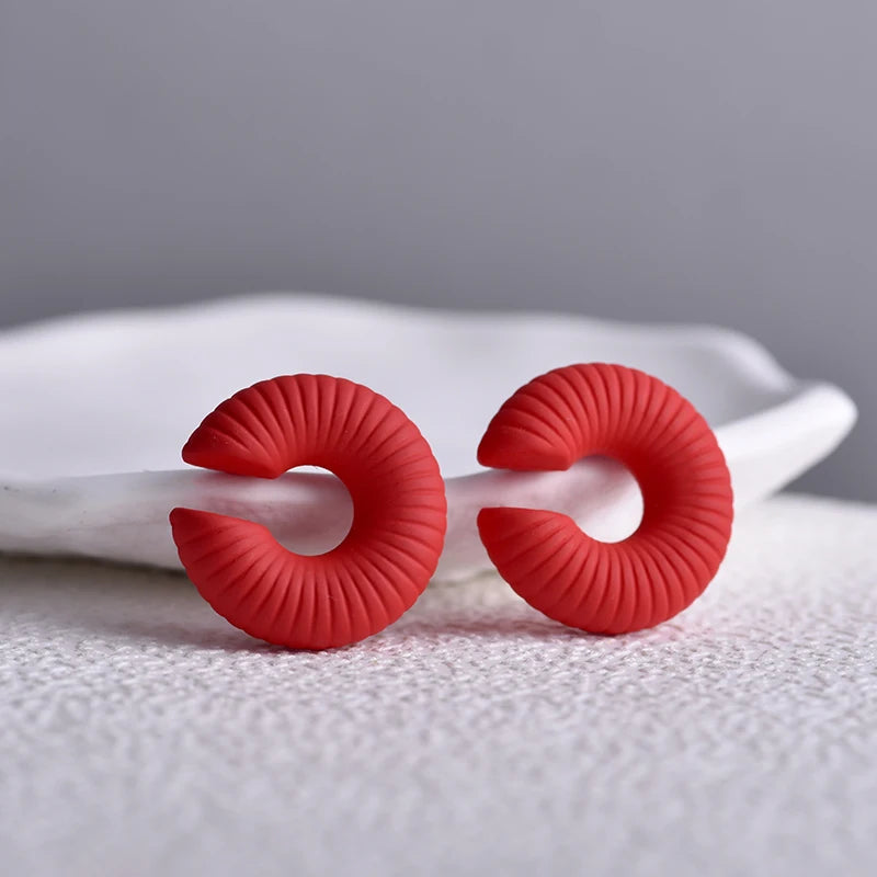 1 Pair Simple Round Circle Clip Earrings For Women C Shape Acrylic Red Blue Black Pink close-up view