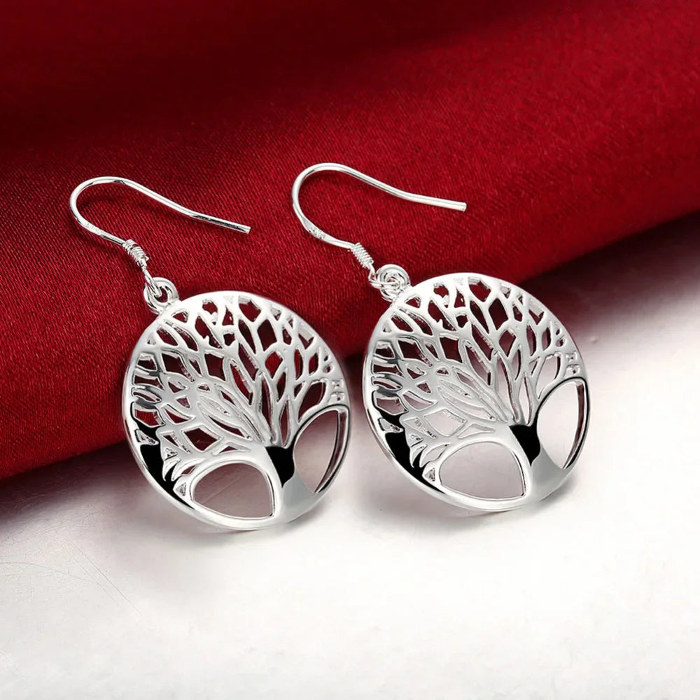 Top Quality 925 Sterling Silver Earrings Simple Round Circle Hoop Earrings For Woman lifestyle view