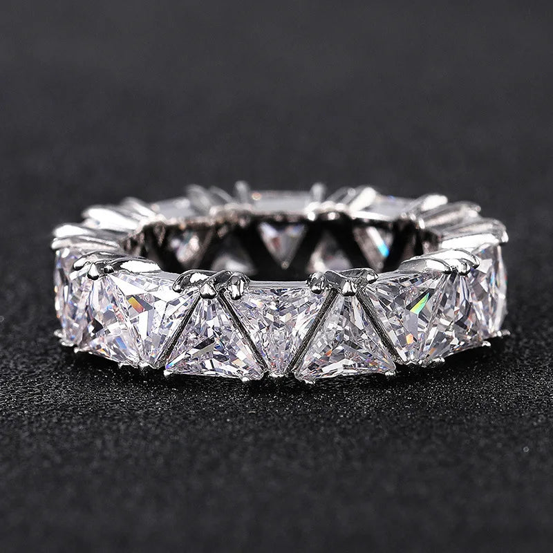 Luxurious 925 Sterling Silver Ring, Triangular Zircon Ring with Aaa Zircon Crystal, En close-up view