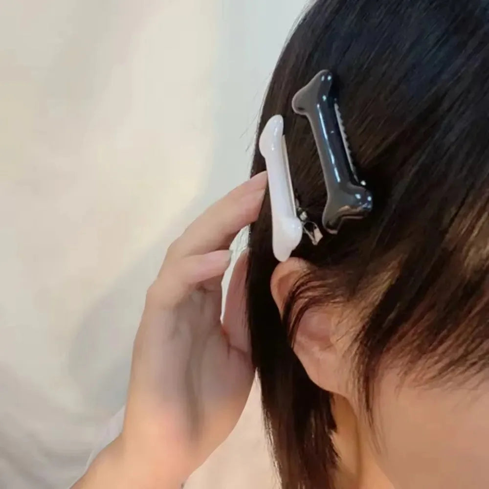 Y2K White Bone Hair Clip Cute Bobby Pins Girl Fashion Dog Bones Hairclips Decoration H close-up view