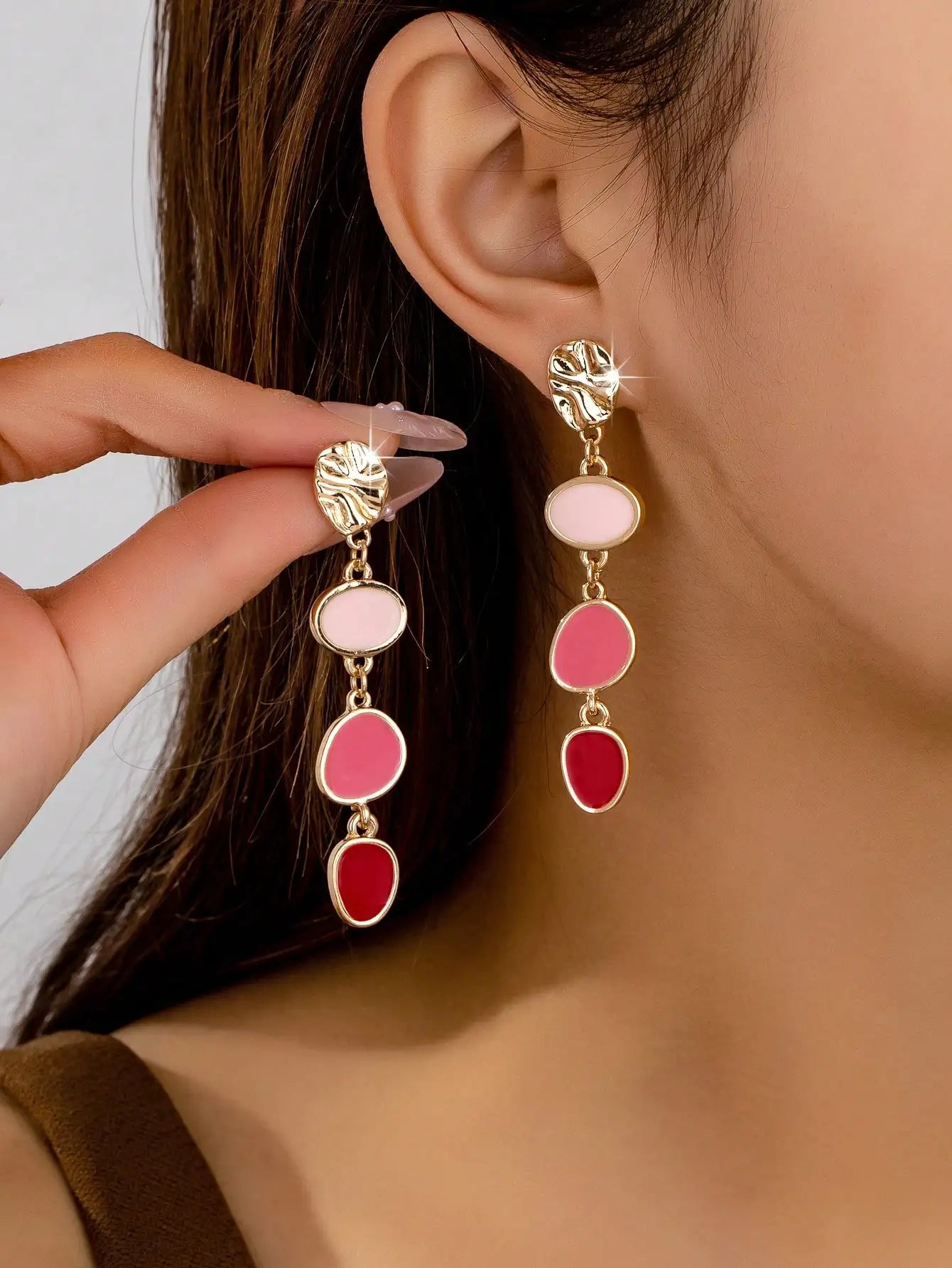 A Pair of Trendy, Casual, Fashionable, Oil-Drip Style, Elegant, Unique, Versatile Women' detail view