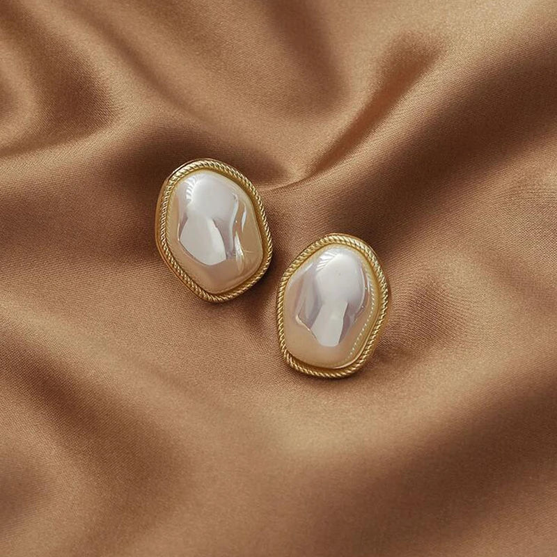 Fashion Irregular Pearl Stud Earrings Female 2025 Trendy Retro Gold Color Simulated Pearl Earrings f