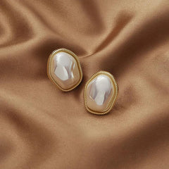 Fashion Irregular Pearl Stud Earrings Female 2025 Trendy Retro Gold Color Simulated Pearl Earrings f