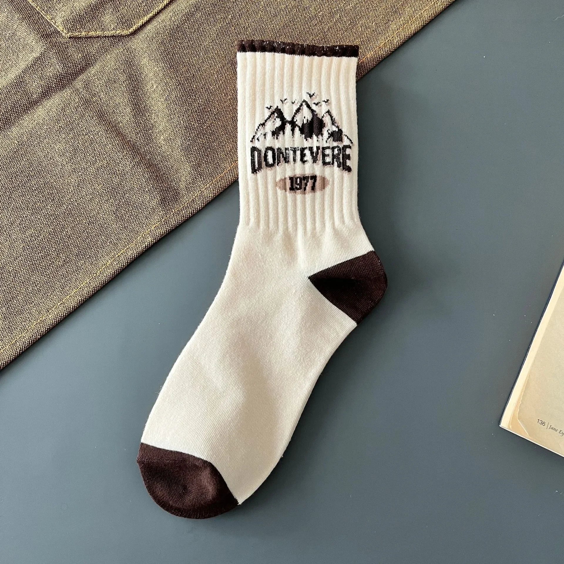 1/3/5/8 Pairs Retro American Men's Mid-rise Socks Women Ins-style Casual Sports Basket close-up view
