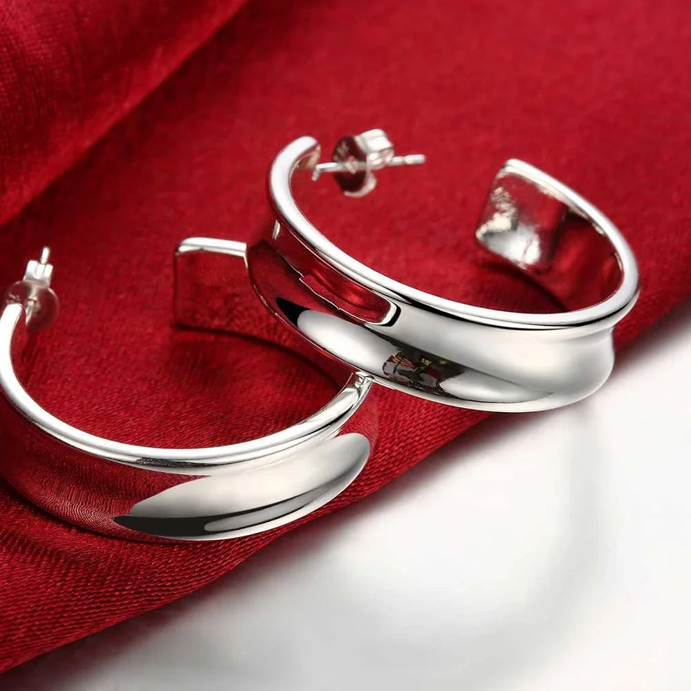 Top Quality 925 Sterling Silver Earrings Simple Round Circle Hoop Earrings For Woman lifestyle view