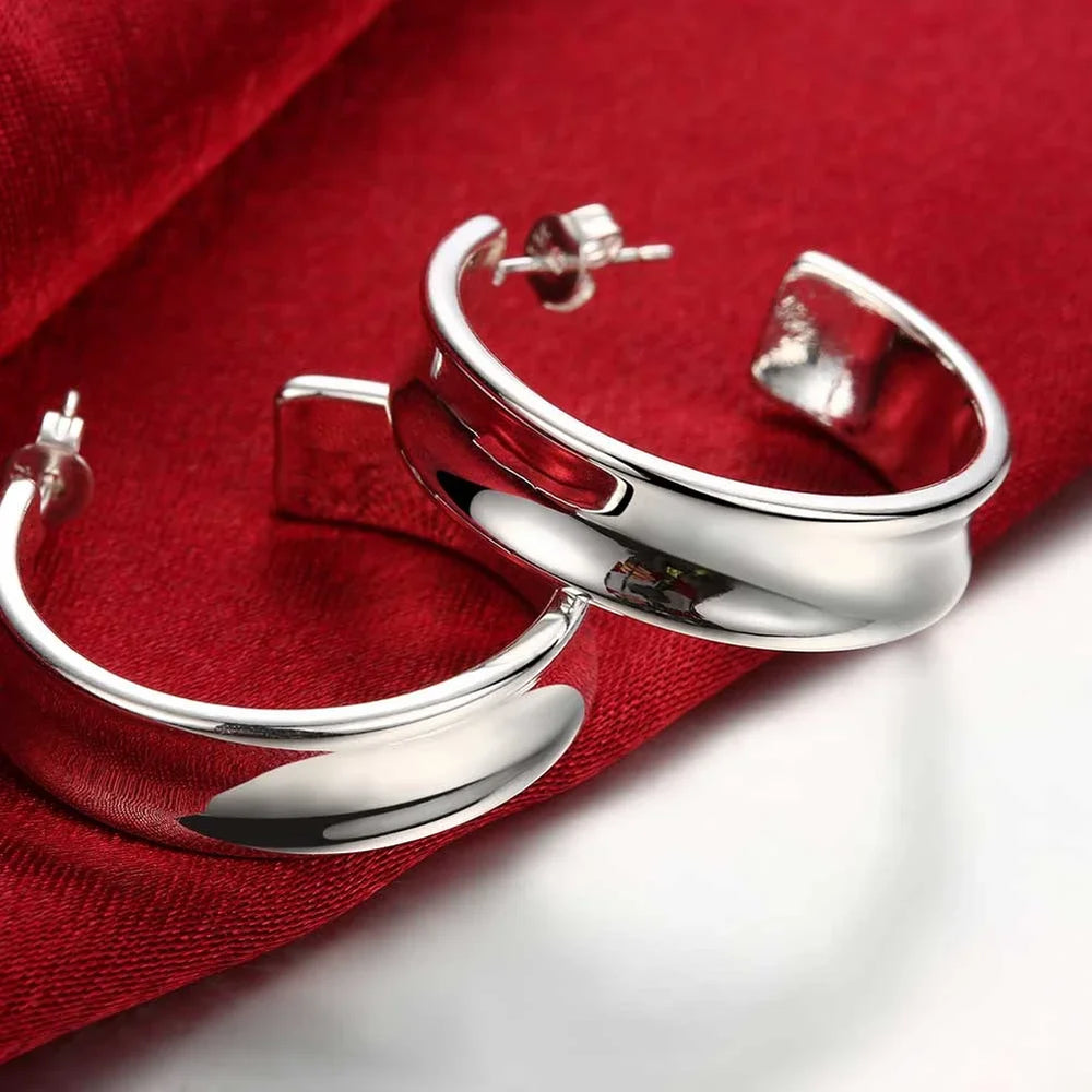 Top Quality 925 Sterling Silver Earrings Simple Round Circle Hoop Earrings For Woman lifestyle view