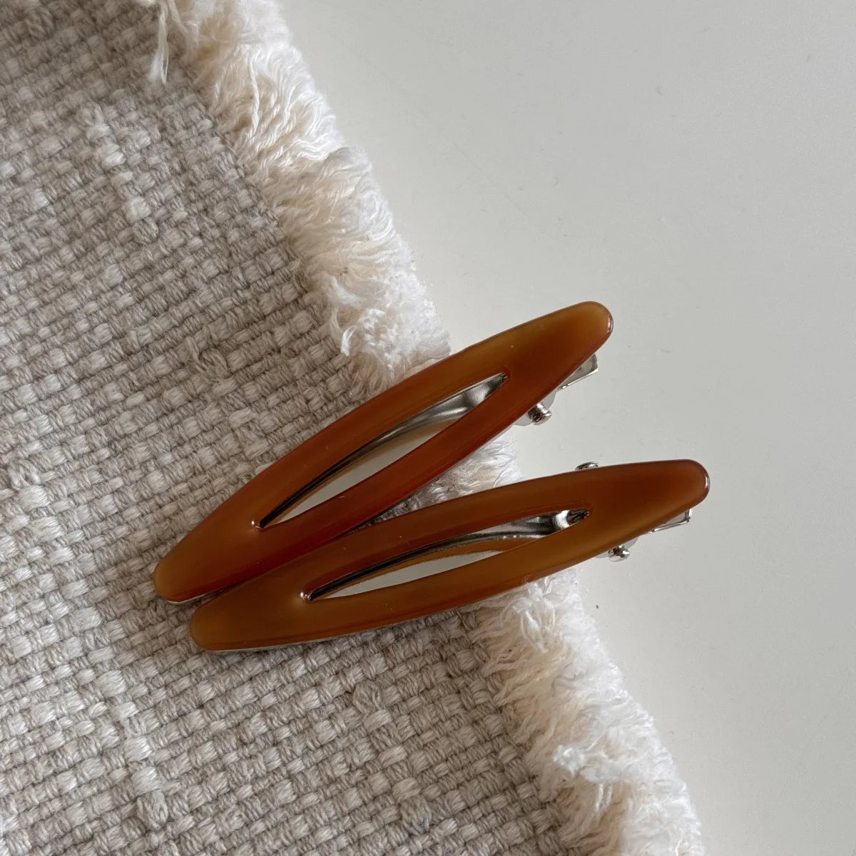 2pcs/set Acetate Hair Clips Hollow Out Oval Bangs Duckbill Clips Geometric Barrettes S close-up view