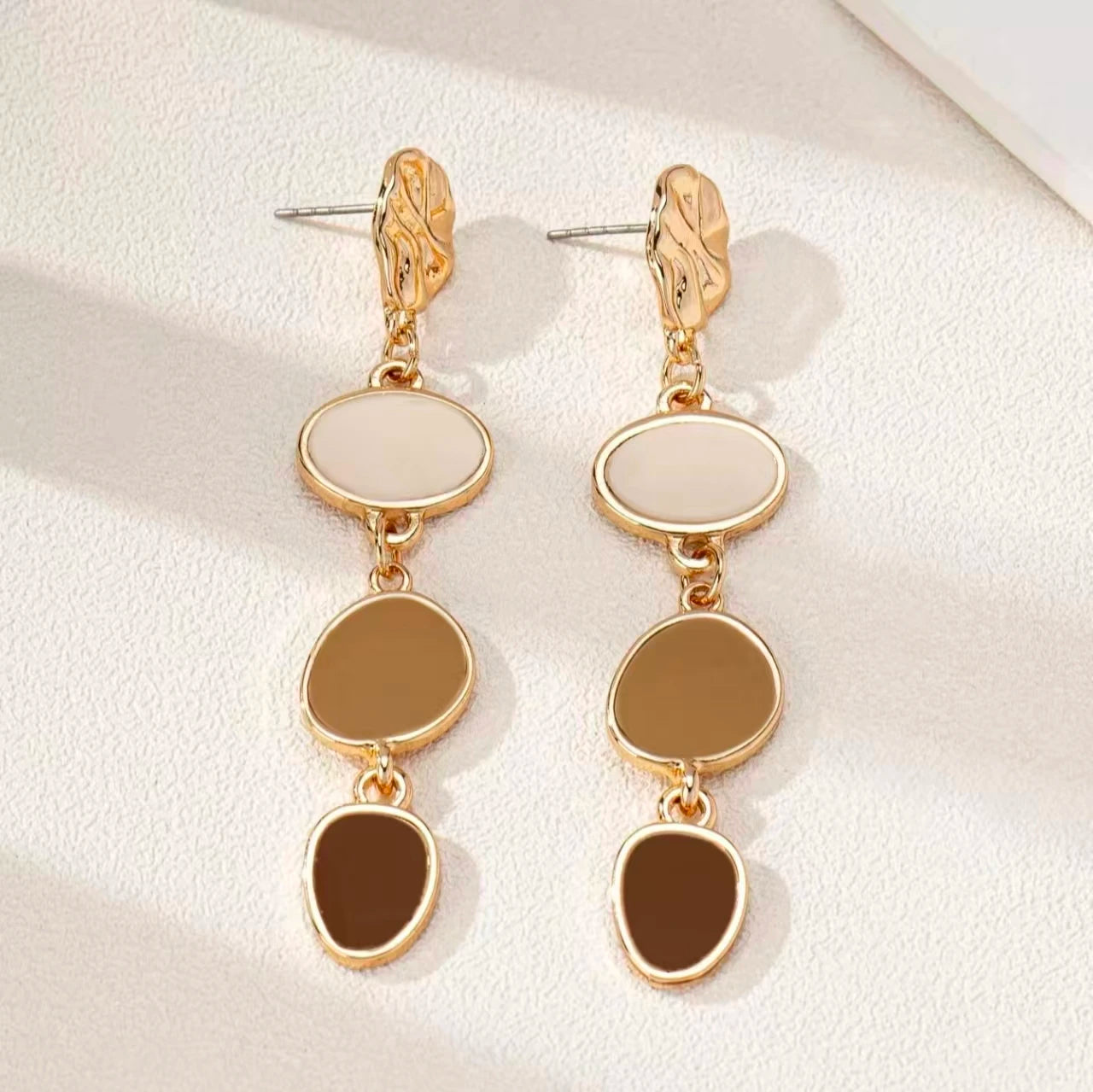 A Pair of Trendy, Casual, Fashionable, Oil-Drip Style, Elegant, Unique, Versatile Women' detail view