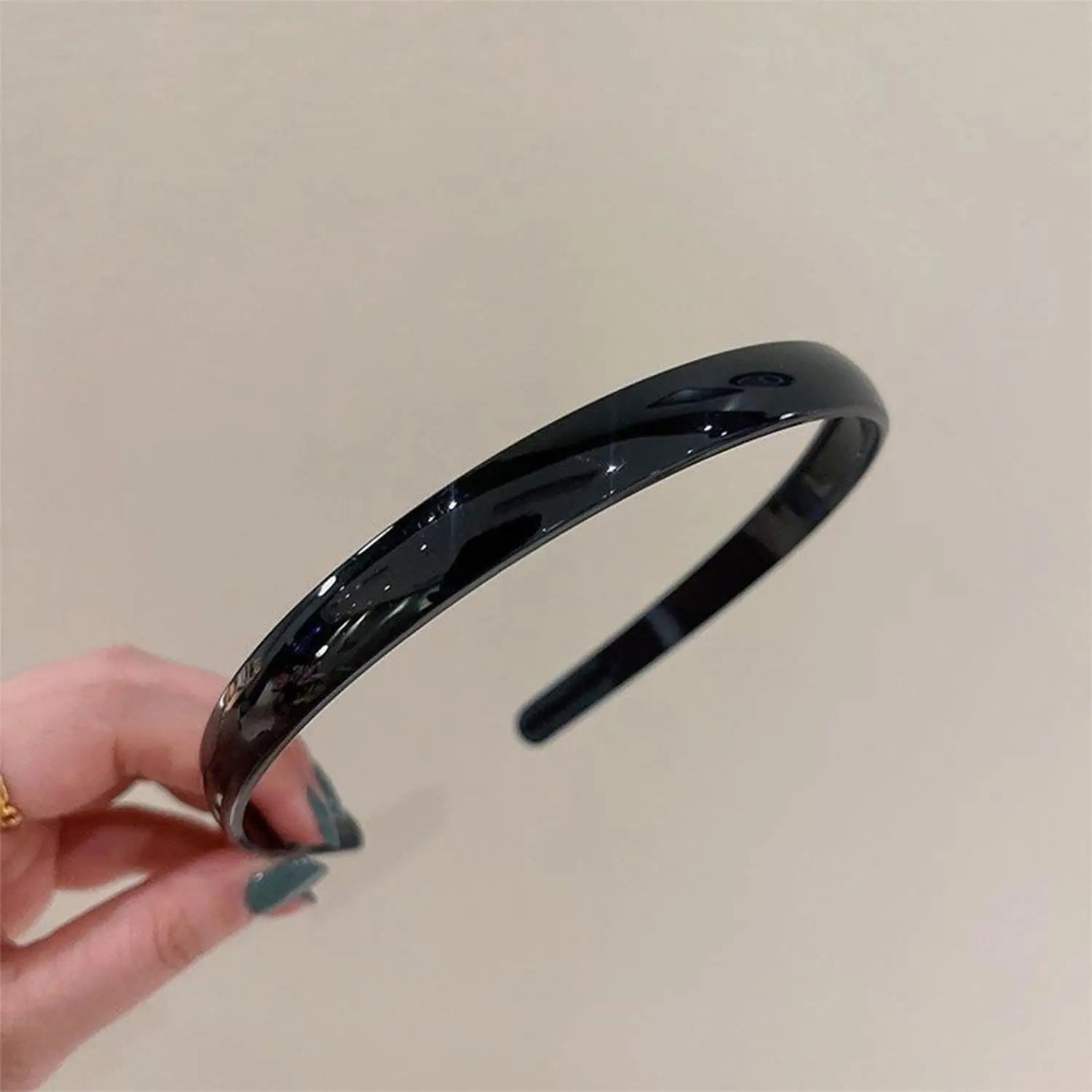 Plastic Translucent Hair Head Hoop Band Headband Women Hairband for girls Non-slip Too close-up view