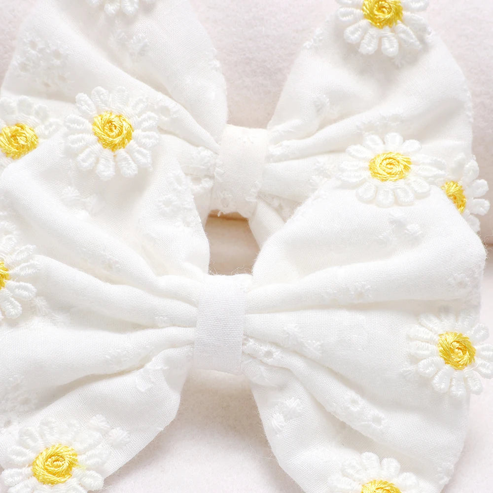 2 PC Daisy Hair Clips Girls White Bow Hair Clips Simple Flower Hair Accessories Hair lifestyle view