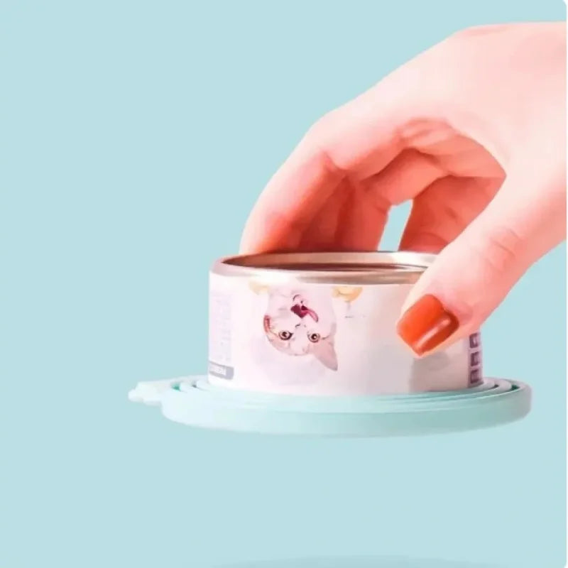 New 2PCS Reusable Pet Food Can Cover Silicone Dogs Cats Storage Tin Cap Lid Seal Cover close-up view