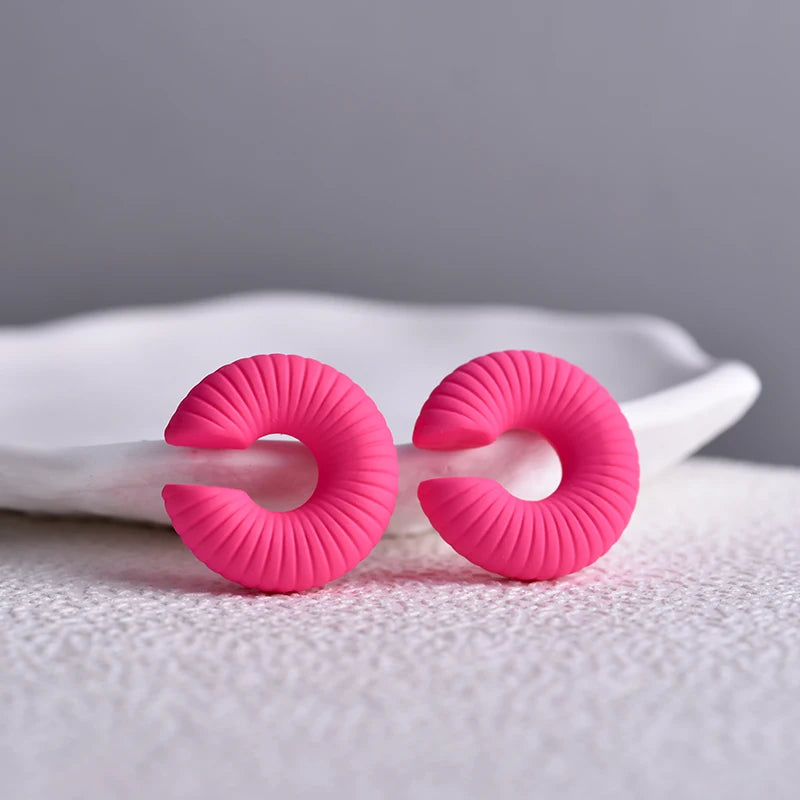 1 Pair Simple Round Circle Clip Earrings For Women C Shape Acrylic Red Blue Black Pink close-up view