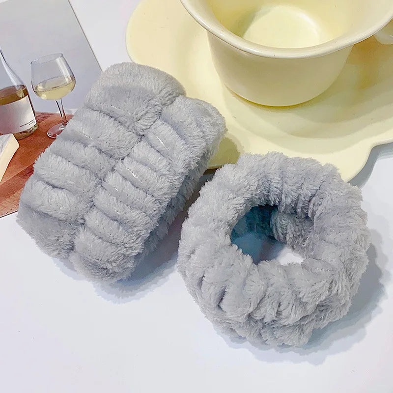 Wrist Washband Microfiber Wrist Wash Towel Band Wristband Scrunchies for Wash Face Ab lifestyle view