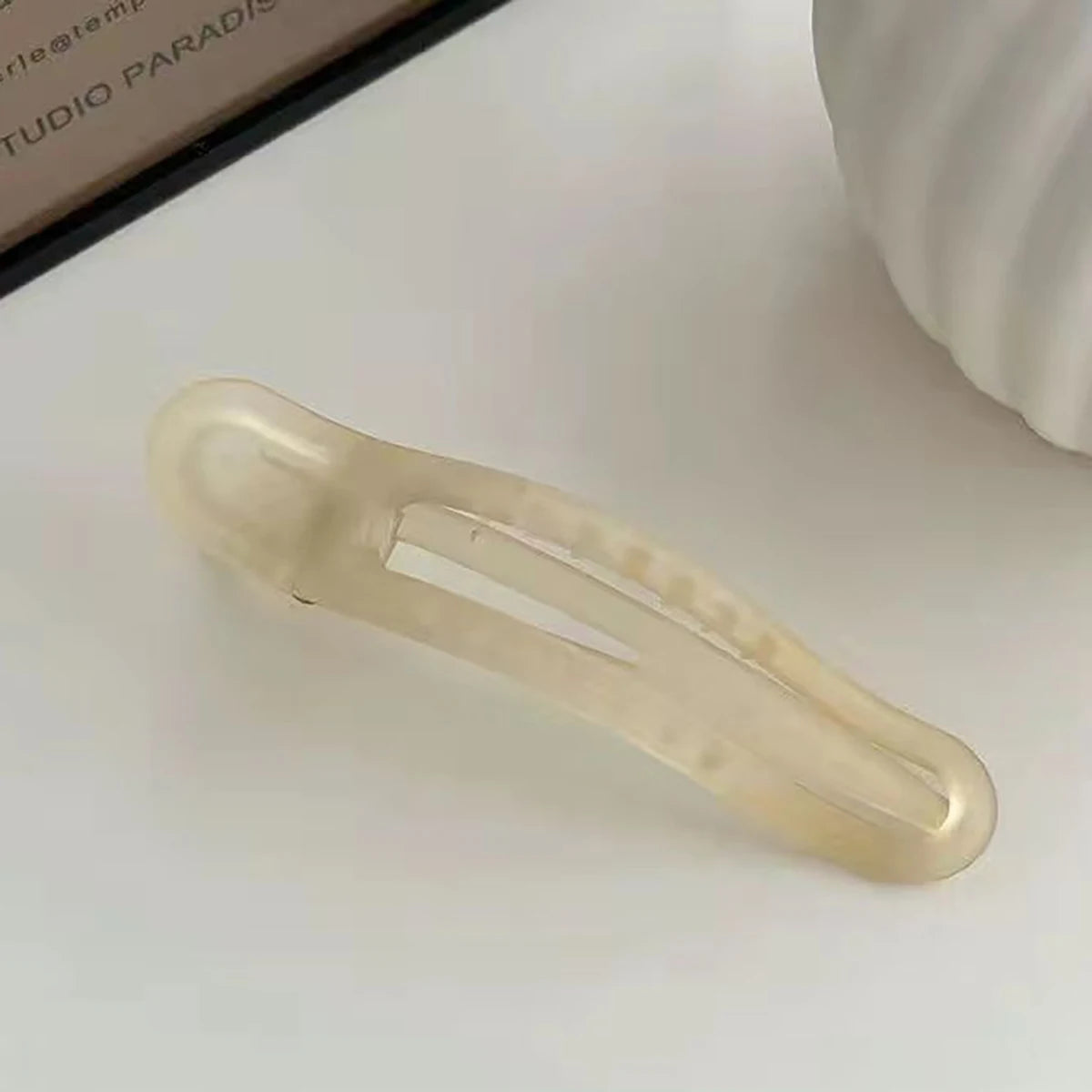 New Acrylic Matte Duckbill Hair Claws Barrettes Bow Solid Color Hair Clips Hair Access close-up view
