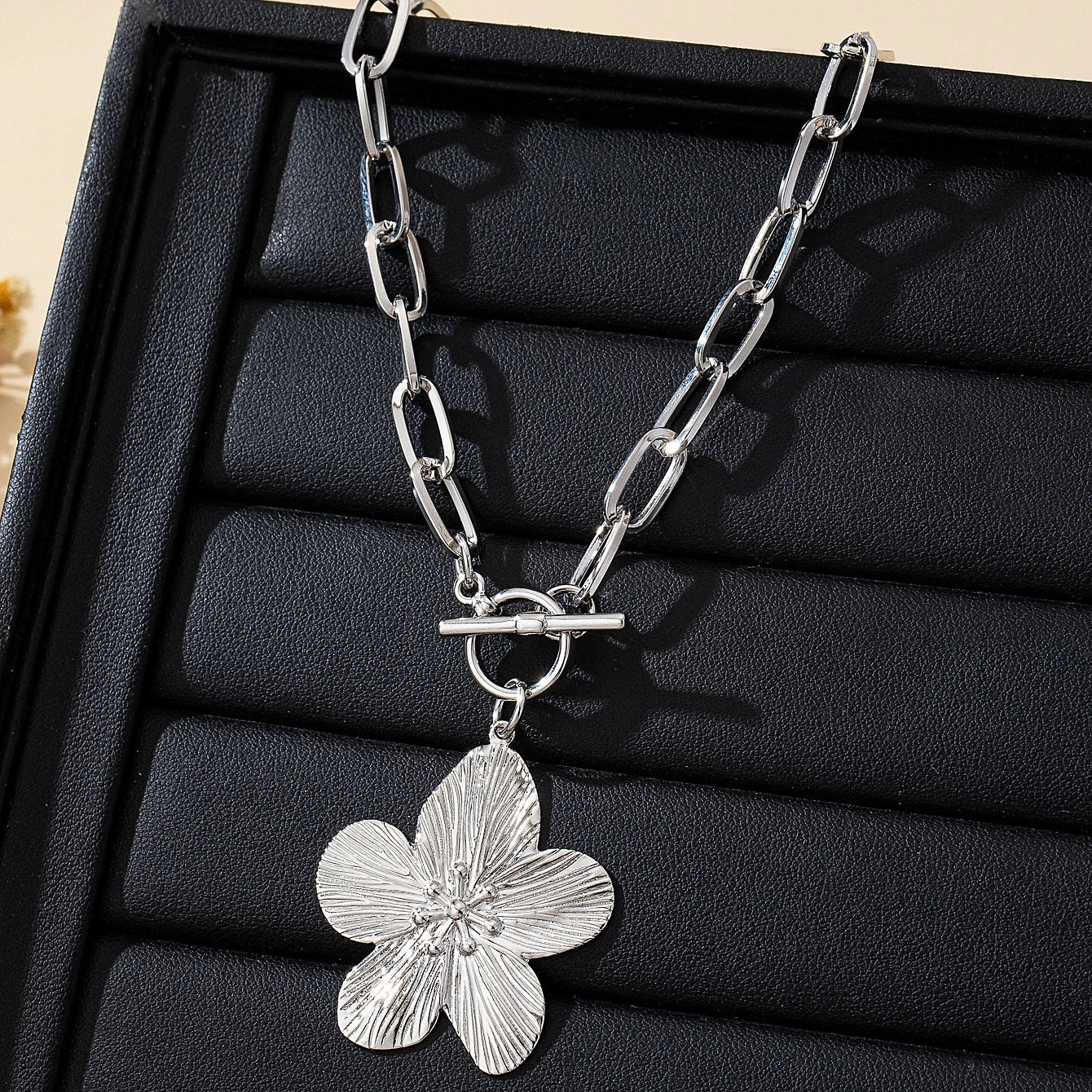 A Fashionable Women's Pendant Necklace, Vintage Simple Wisteria Flower Necklace, Eleg alternate view