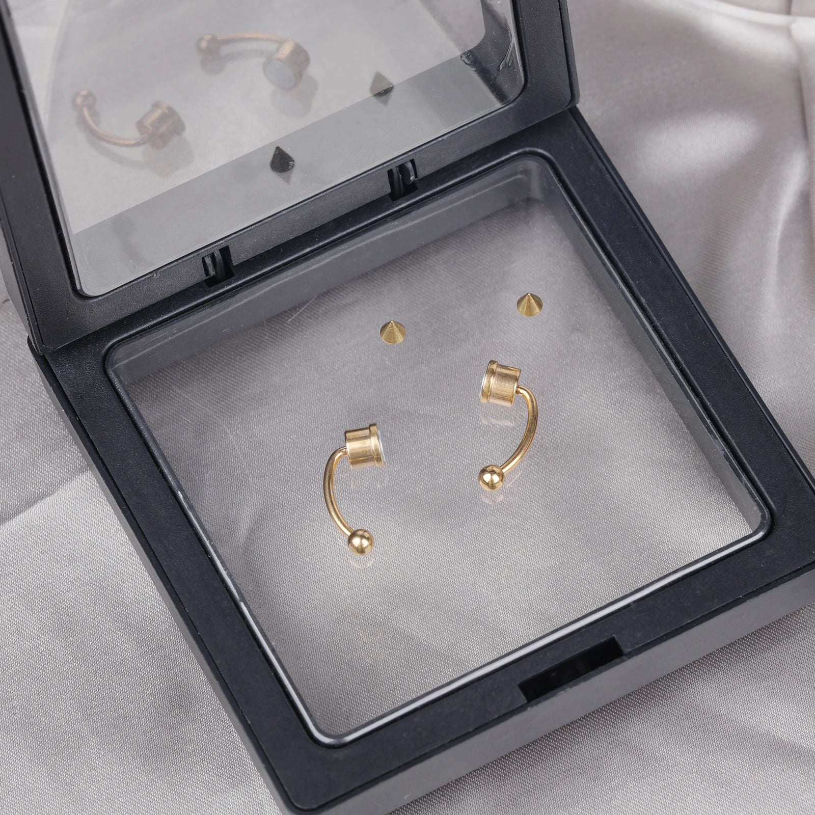 1/4Pcs Women Fake Piercing Nose Ring Hoop Septum Piercing Nose Clip Rock HipHoop Stai lifestyle view