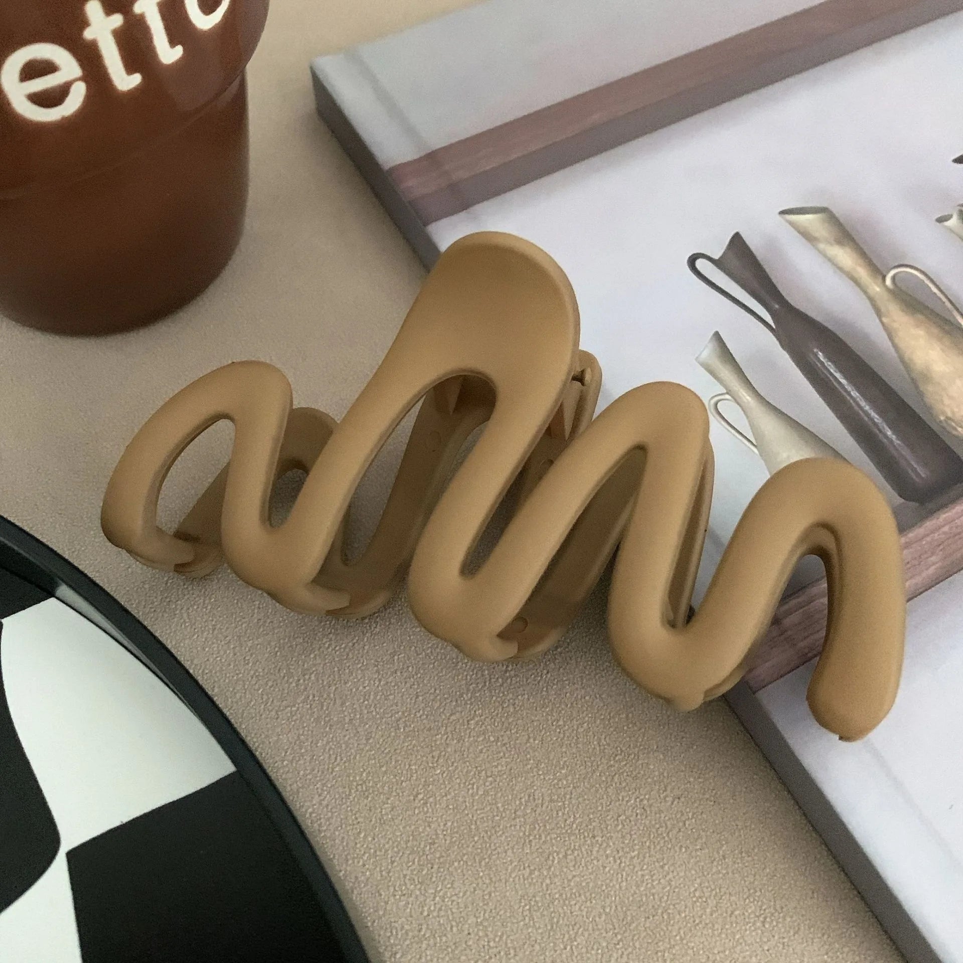 2023 New Trendy Curve Matt Hair Claw Clip Large Shark Crab Hair Clips Women Hair Accesso detail view