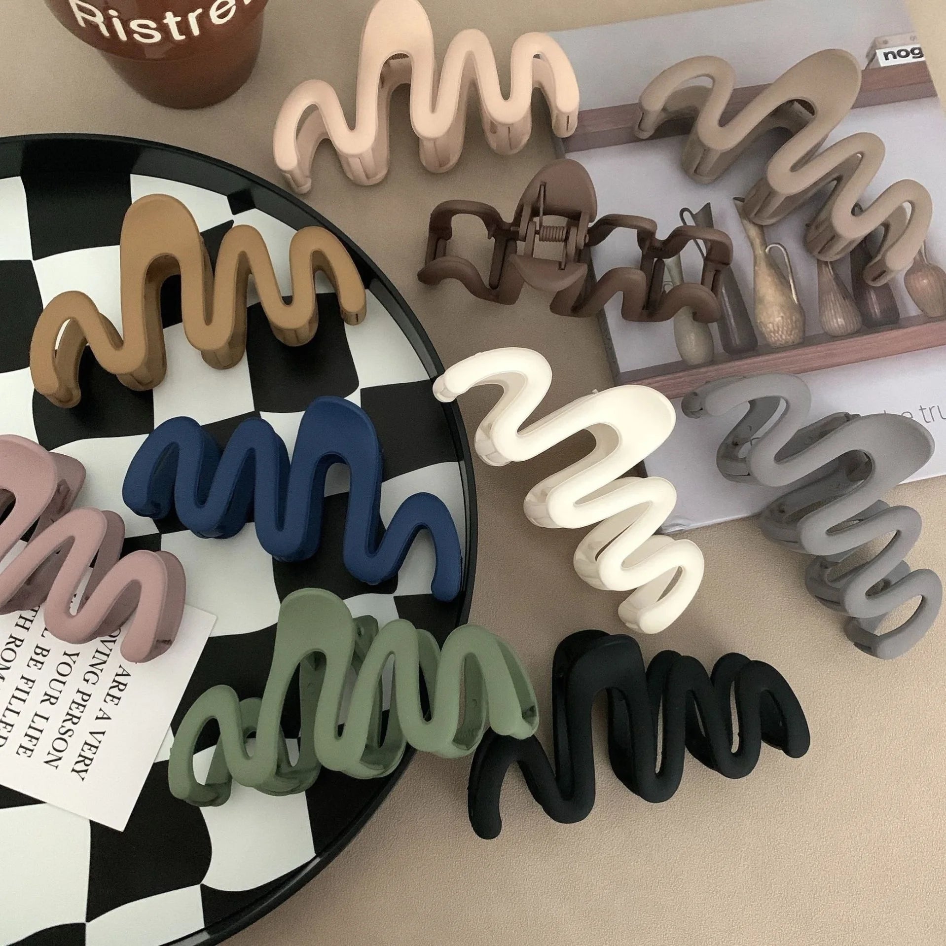 2023 New Trendy Curve Matt Hair Claw Clip Large Shark Crab Hair Clips Women Hair Acces close-up view