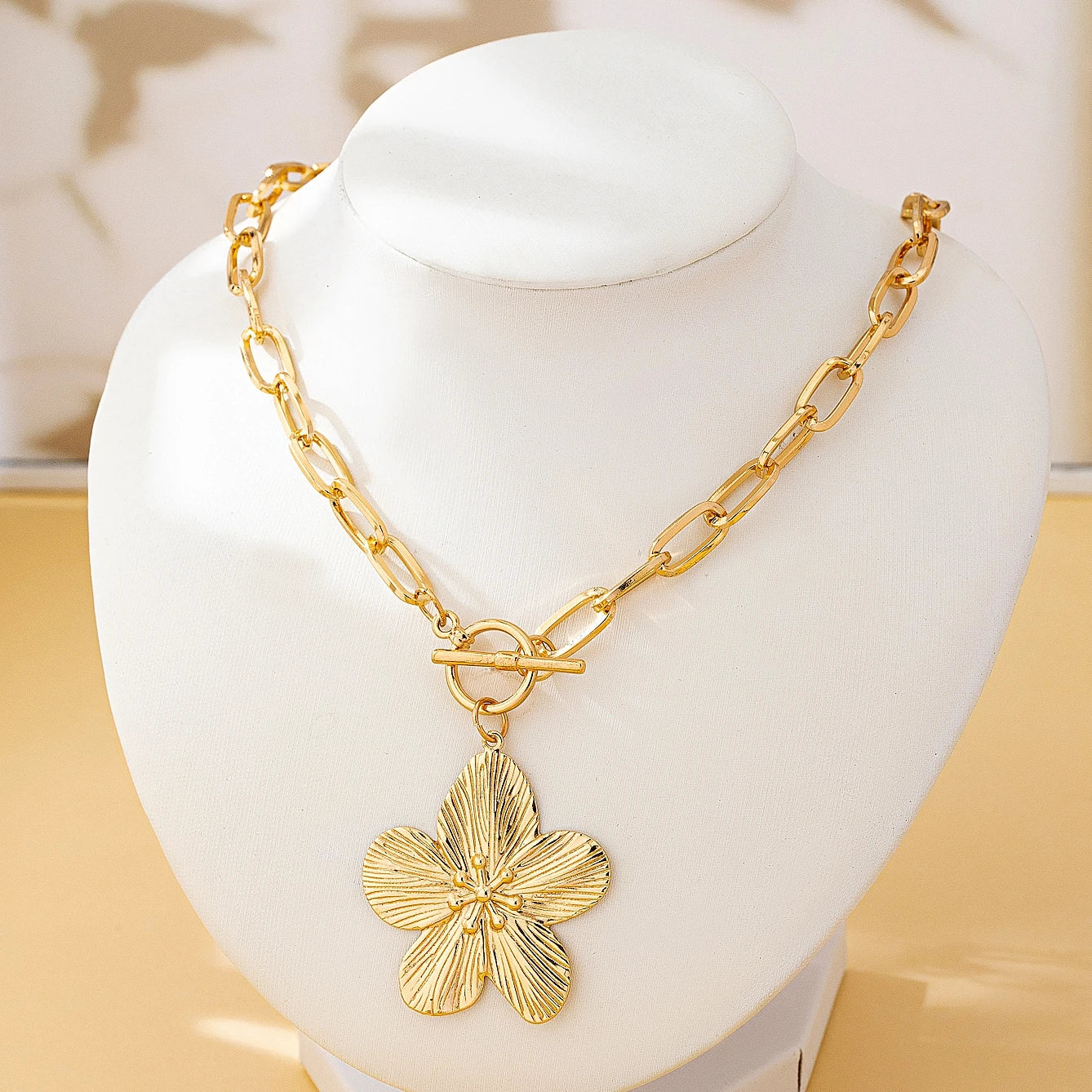 A Fashionable Women's Pendant Necklace, Vintage Simple Wisteria Flower Necklace, El additional angle