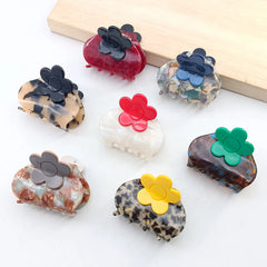 luxury Medium Acetate hair claw clip for women floral claw clip girl cute Leopard prin close-up view