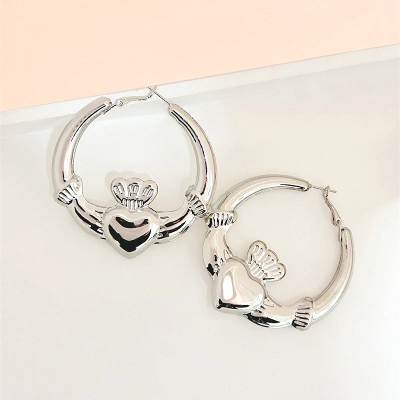 1Pair Advanced Sense Heart Hoop Earrings For Women Girls Simple Fashion Earrings Jewe lifestyle view