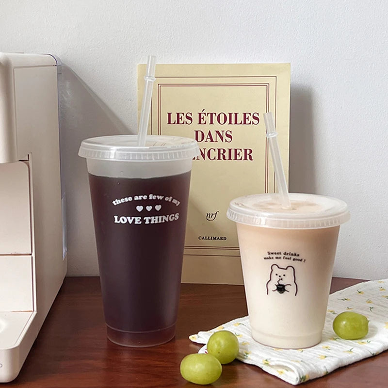 【Q】Water Bottle For Coffee Juice Milk Tea Kawaii Plastic Cold Cups With Lid Straw Port close-up view