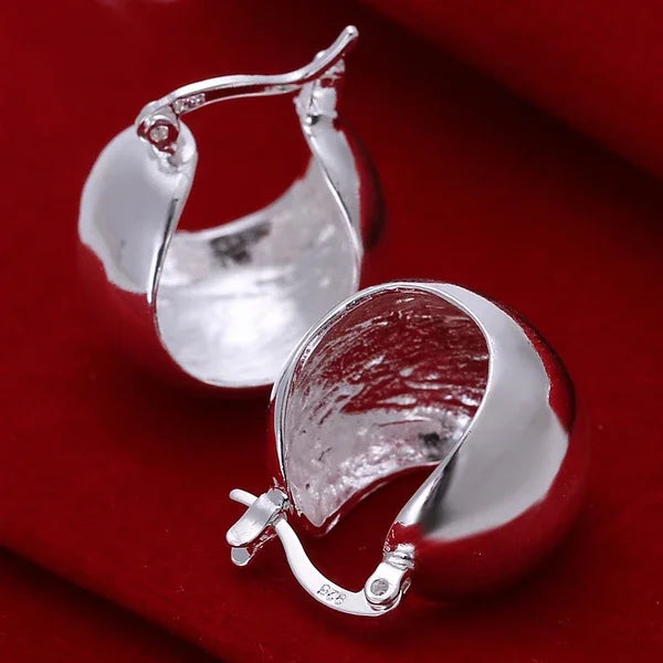 Top Quality 925 Sterling Silver Earrings Simple Round Circle Hoop Earrings For Woman lifestyle view
