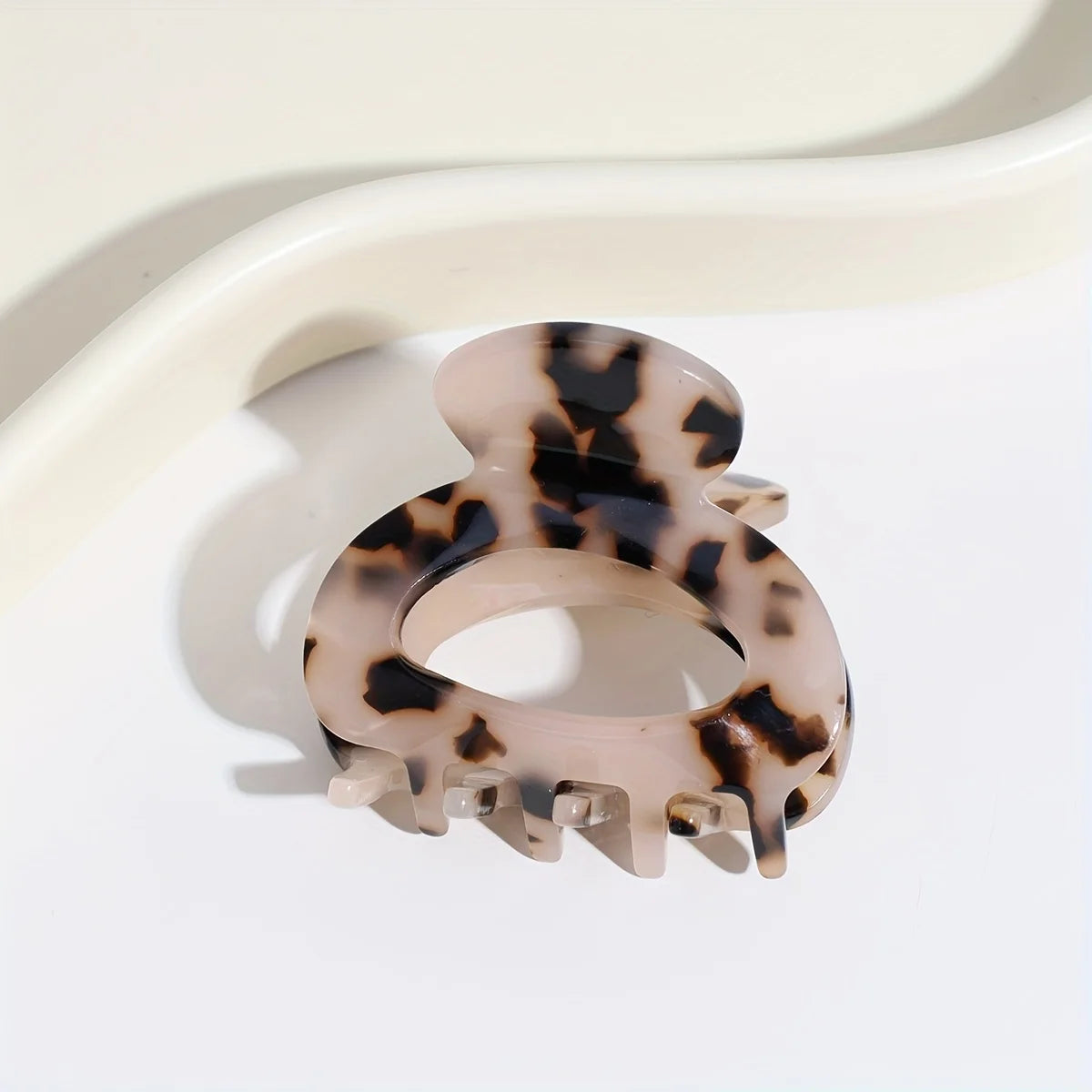 Elegant Sweet Small Oval Hair Claw Clip for Women Secure Grip Hair Accessories Ponytai close-up view