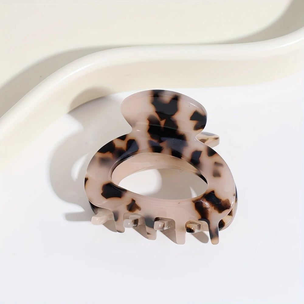 Elegant Sweet Small Oval Hair Claw Clip for Women Secure Grip Hair Accessories Ponytai close-up view