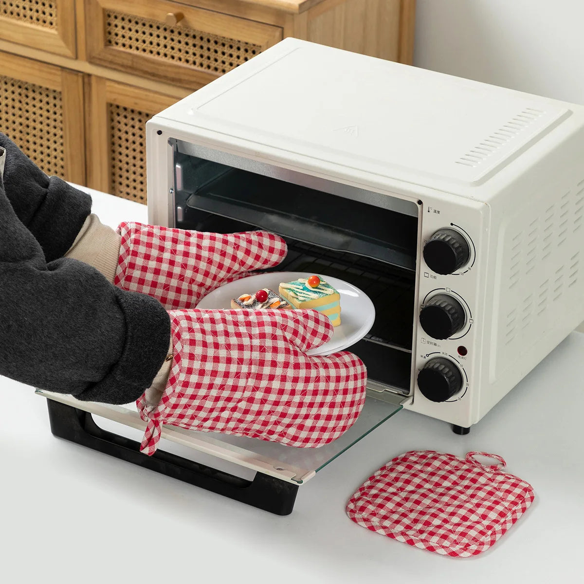 Anti Scald Oven Gloves Set | Cotton Lined Thick Kitchen Gloves with Red Checkered Des alternate view