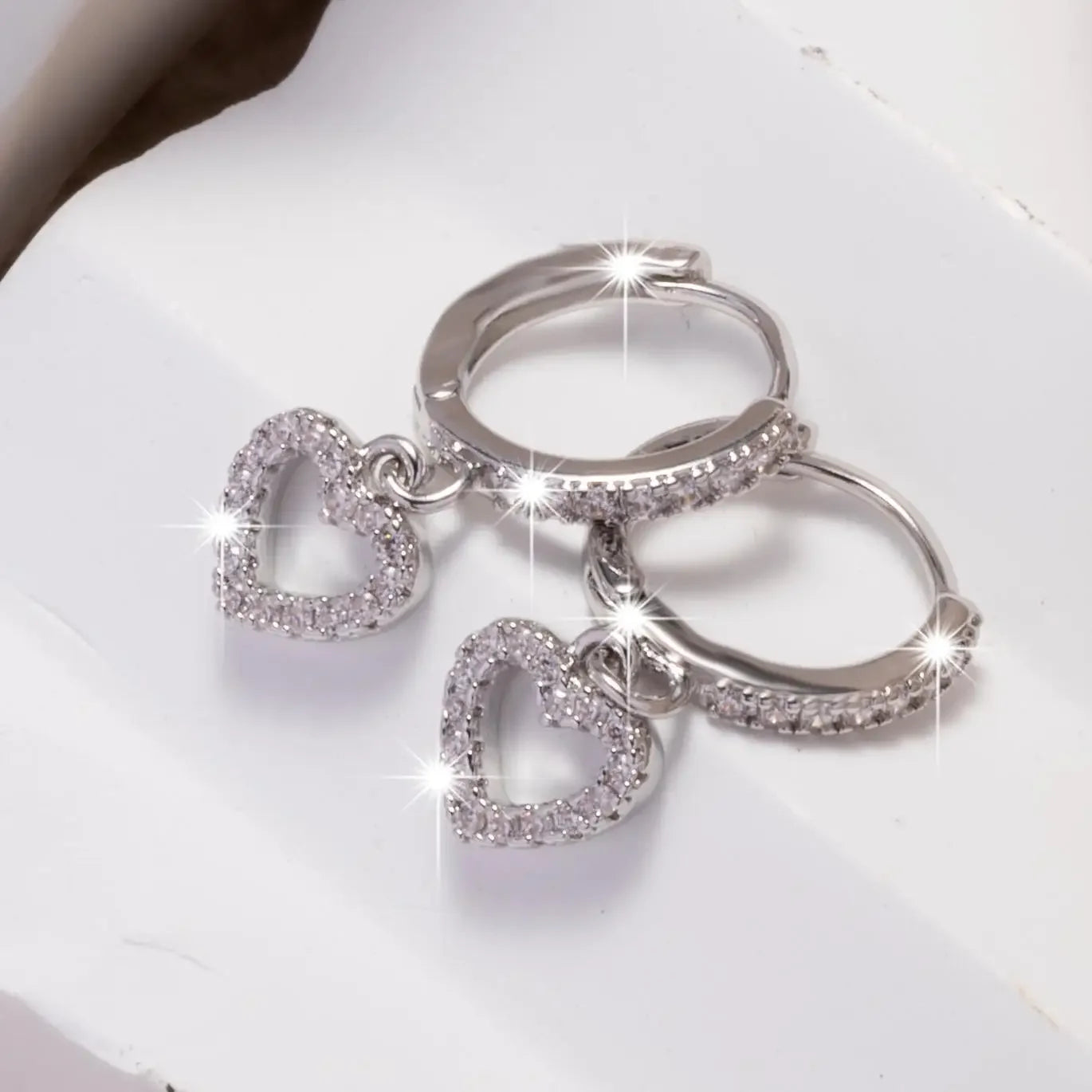 Luxury Golden Heart Earrings Small Exquisite Elegant Clip-On Earrings For Women Tragu alternate view