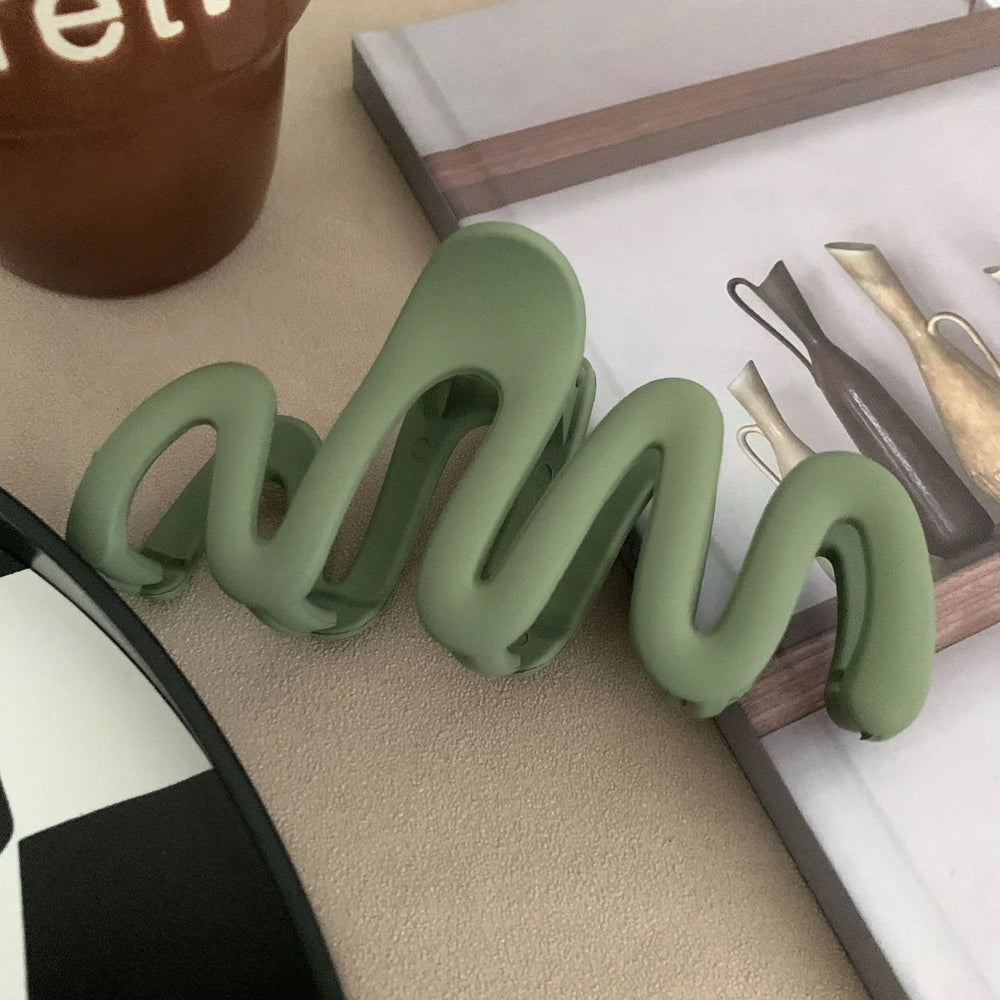 2023 New Trendy Curve Matt Hair Claw Clip Large Shark Crab Hair Clips Women Hair Acces close-up view