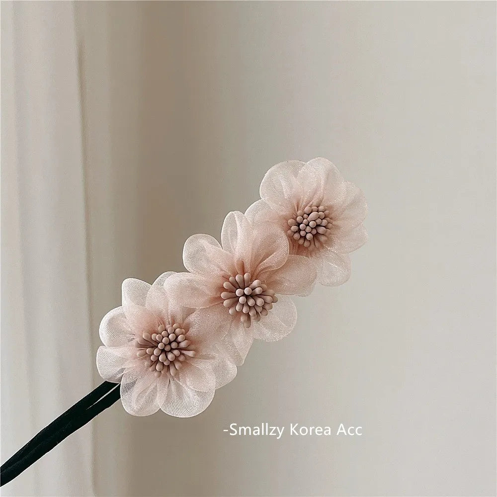 Elegant Shell Pearl Lazy Hair Curler Bow Barrettes Braided Hair Artifact Vintage Women close-up view
