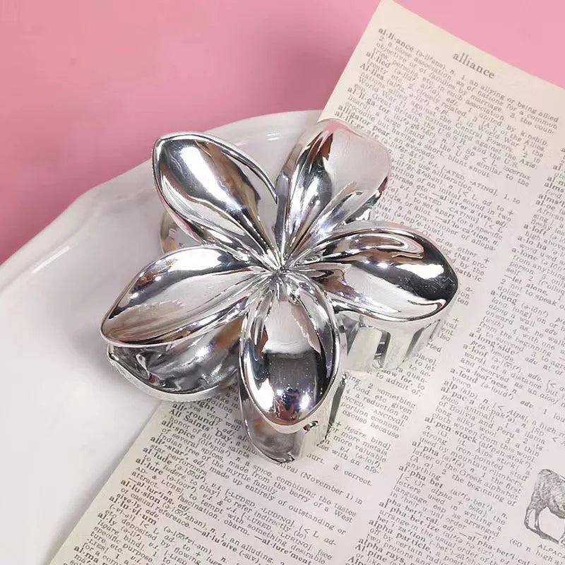 Simple Gold and Silver Flower Hair Clip for Women Retro Glossy Acrylic Hair Claw Fash lifestyle view