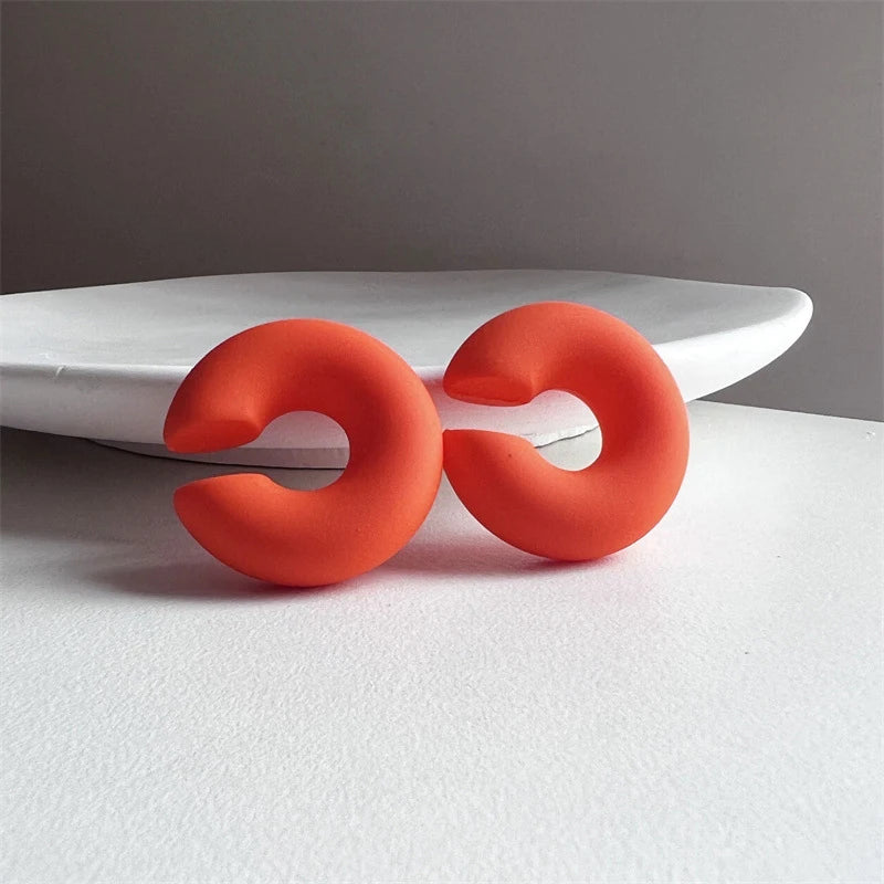 1 Pair Simple Round Circle Clip Earrings For Women C Shape Acrylic Red Blue Black Pink close-up view